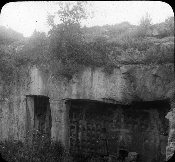 מערת הקבורה המזוהה עם קבר יהושע בתל תיבנה