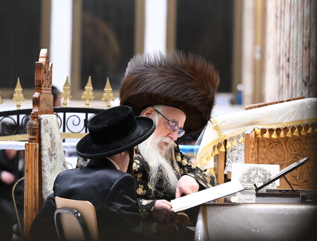 האדמו"ר מצאנז בשיעורי תורה בימי המועד