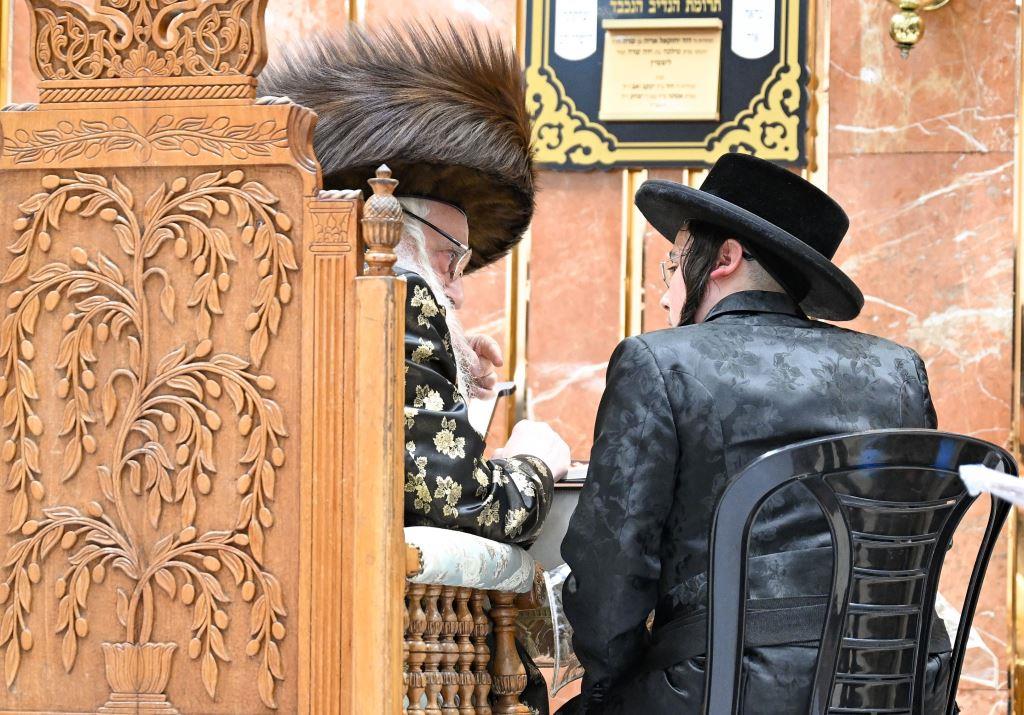 האדמו"ר מצאנז בשיעורי תורה בימי המועד