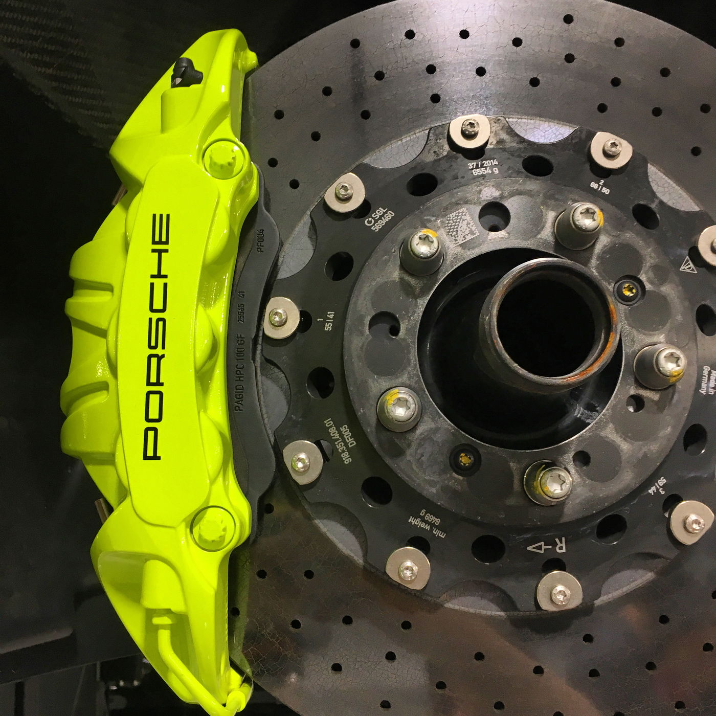 קליפר ירוק ברכב מתוצרת פורשה