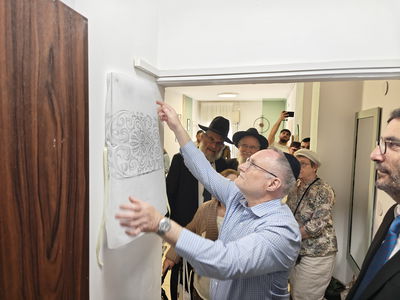 בני משפחתו של גולדברגר, משתתפים בטקס חנוכת הבית החדש שנתרם לזכרו