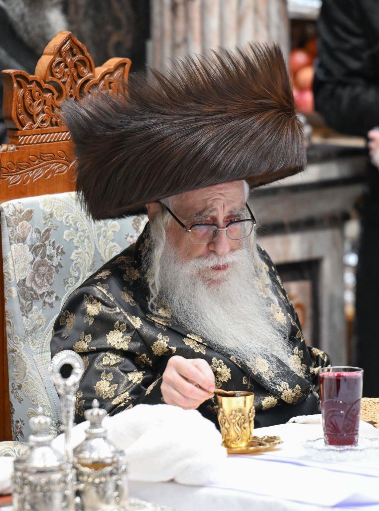 טיש נעילת החג בחצה"ק צאנז