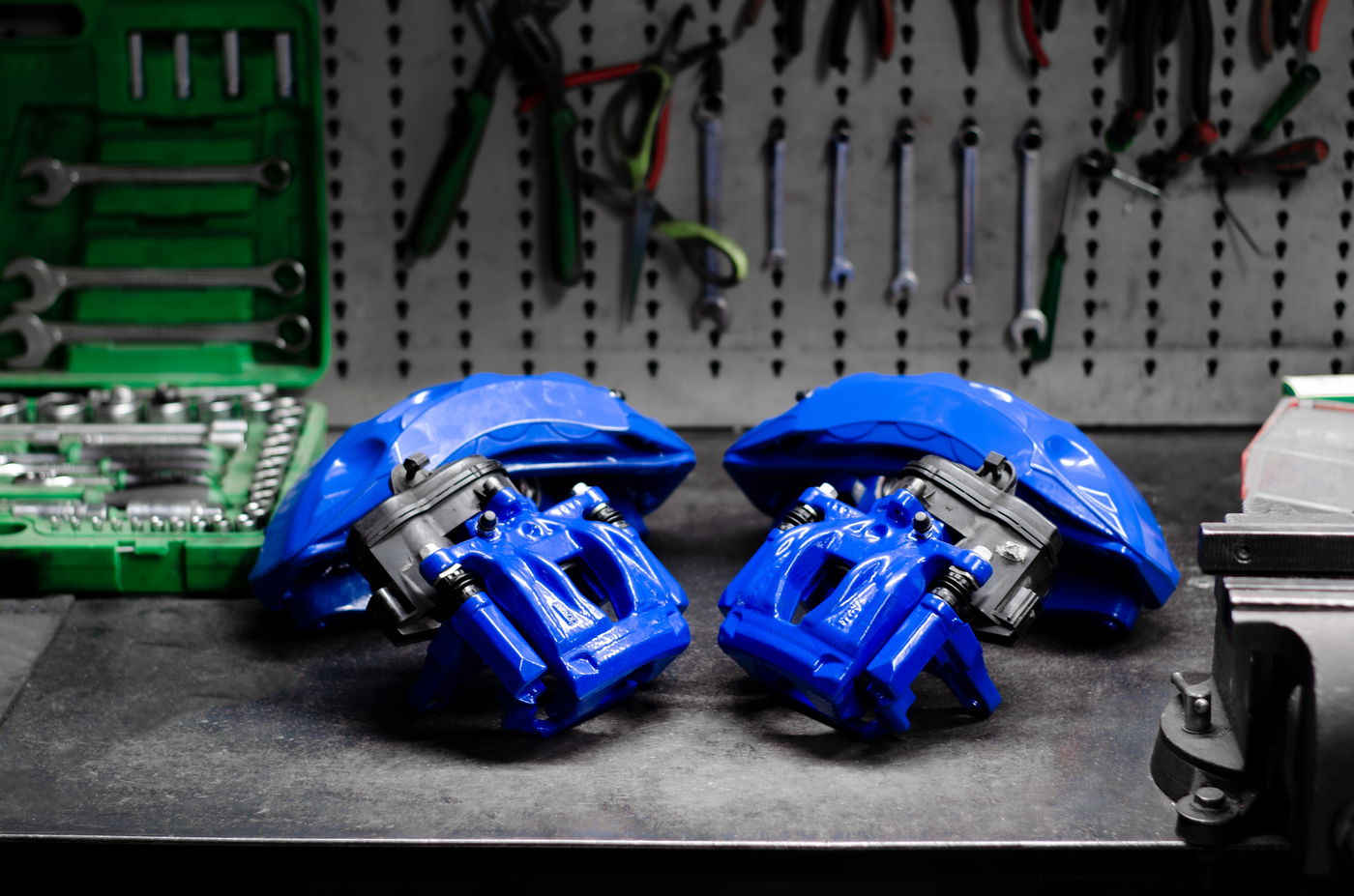 קליפרים כחולים לפני הרכבה