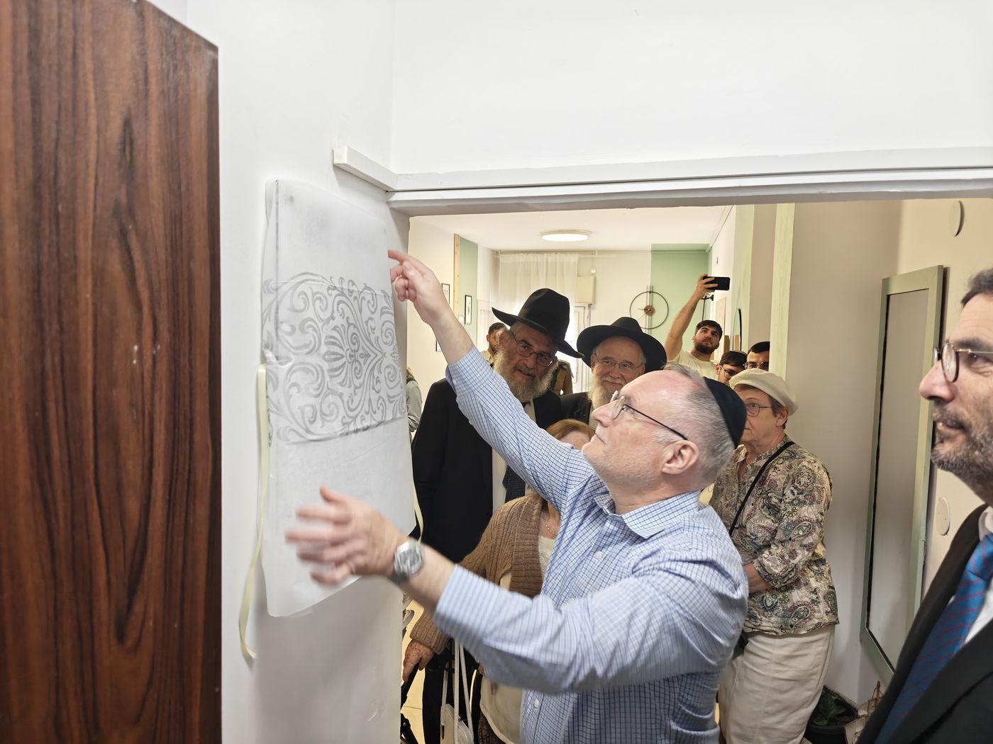 בני משפחתו של גולדברגר, משתתפים בטקס חנוכת הבית החדש שנתרם לזכרו