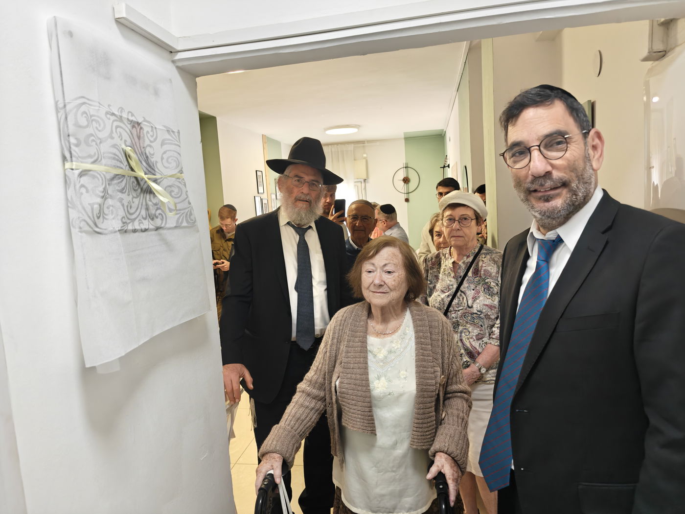 בני משפחתו של גולדברגר, משתתפים בטקס חנוכת הבית החדש שנתרם לזכרו