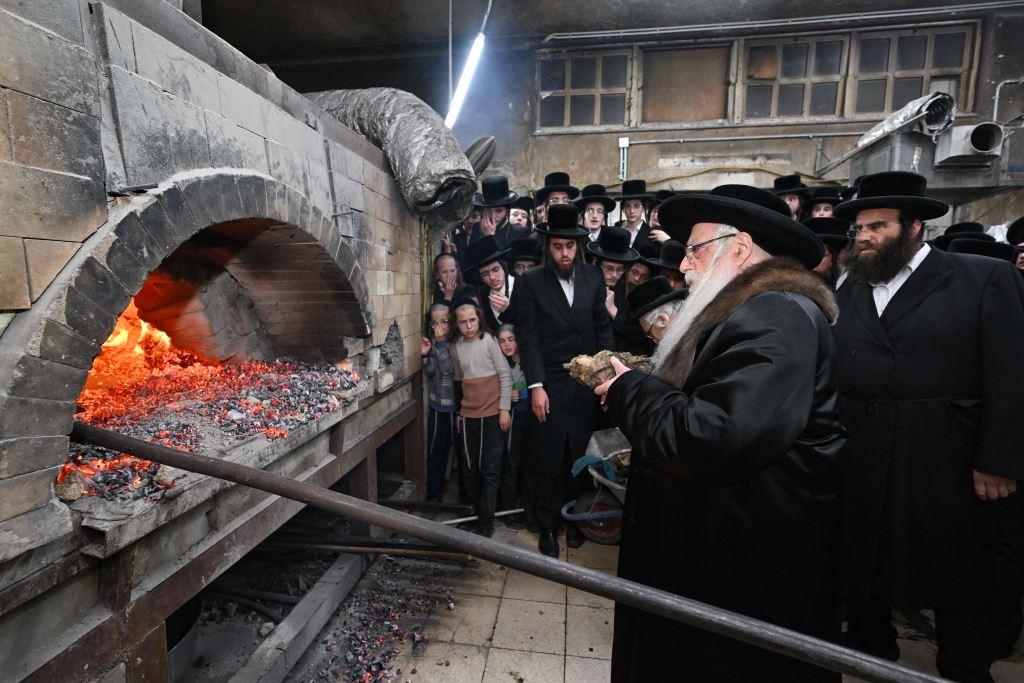 האדמו"ר מצאנז בזריקת עצים לתוך תנור המצות בליל י"ג ניסן
