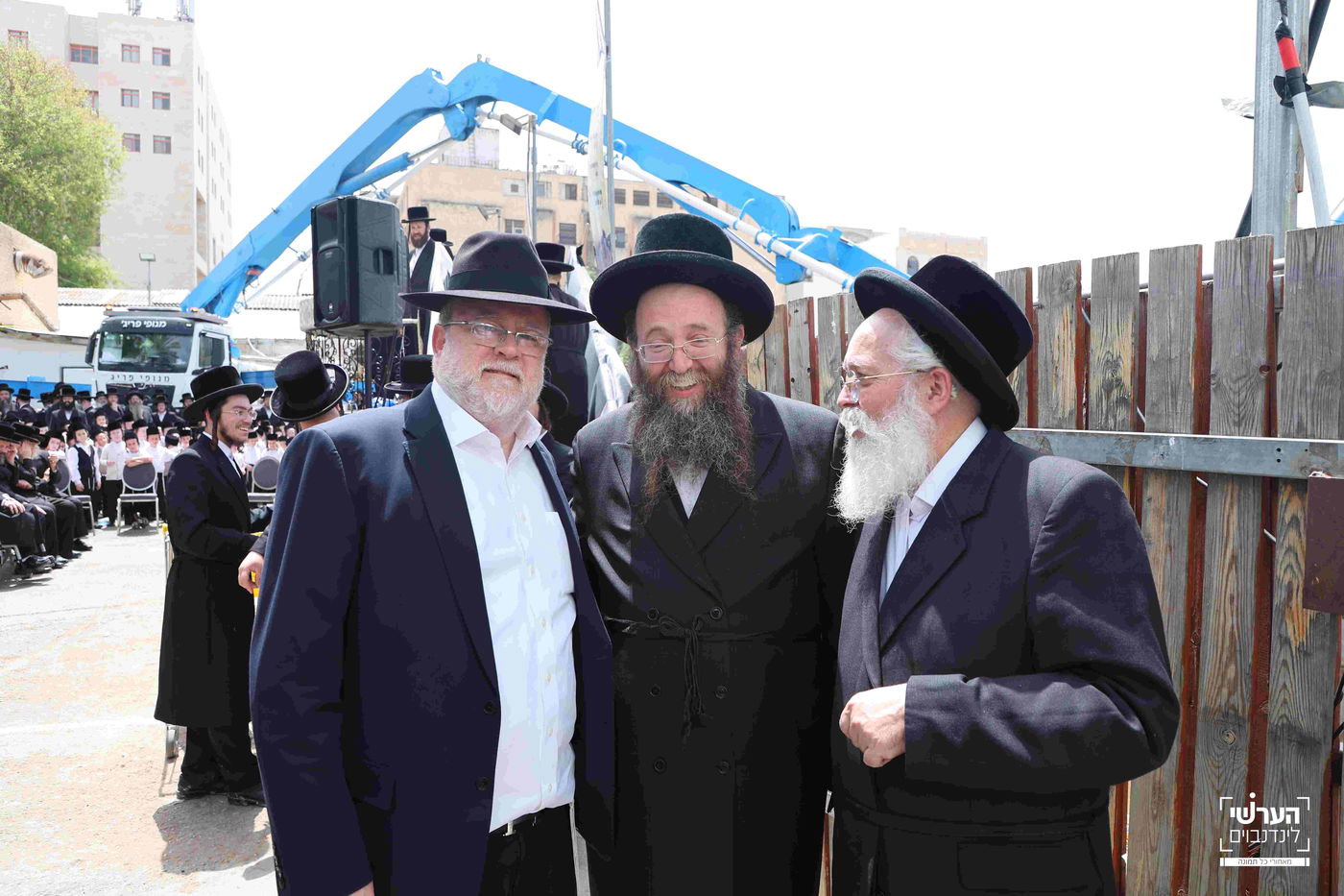 האדמו"ר מויזניץ במעמד יציקת שכבת בטון לבית מדרשו