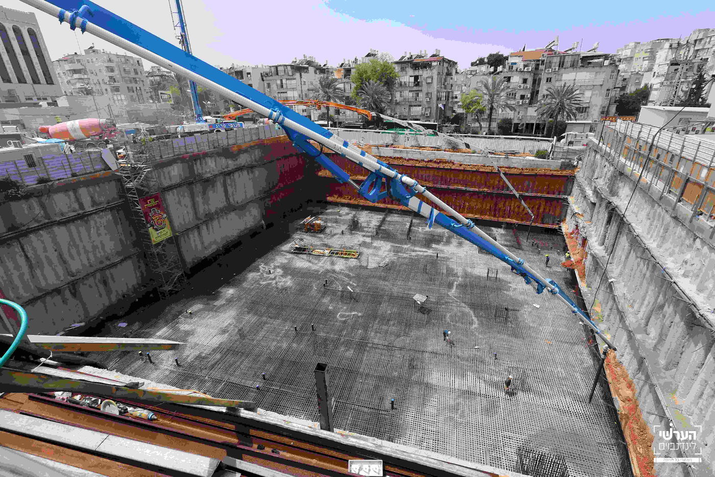 האדמו"ר מויזניץ במעמד יציקת שכבת בטון לבית מדרשו