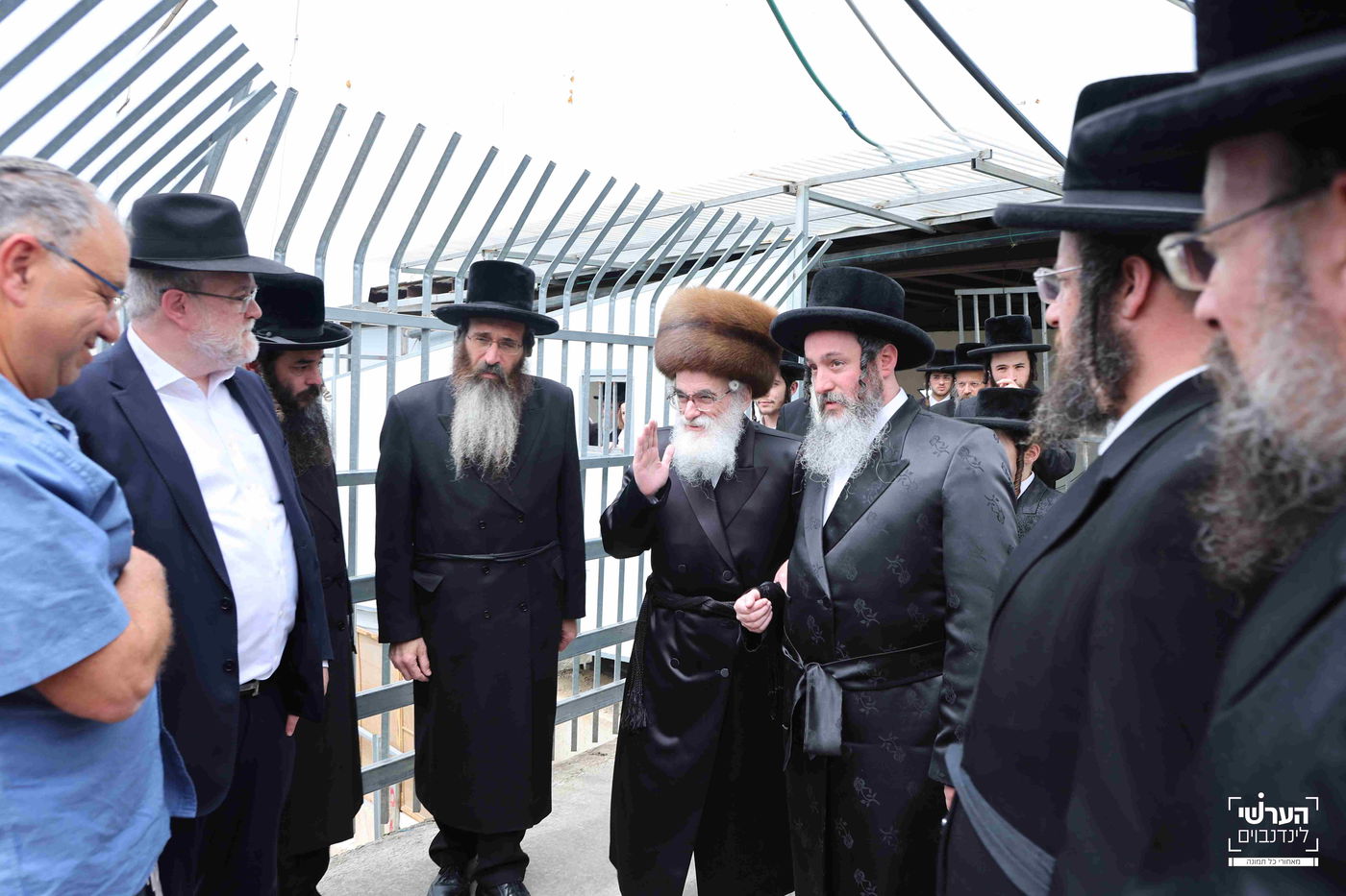 האדמו"ר מויזניץ במעמד יציקת שכבת בטון לבית מדרשו