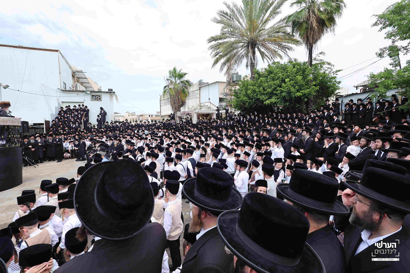 האדמו"ר מויזניץ במעמד יציקת שכבת בטון לבית מדרשו