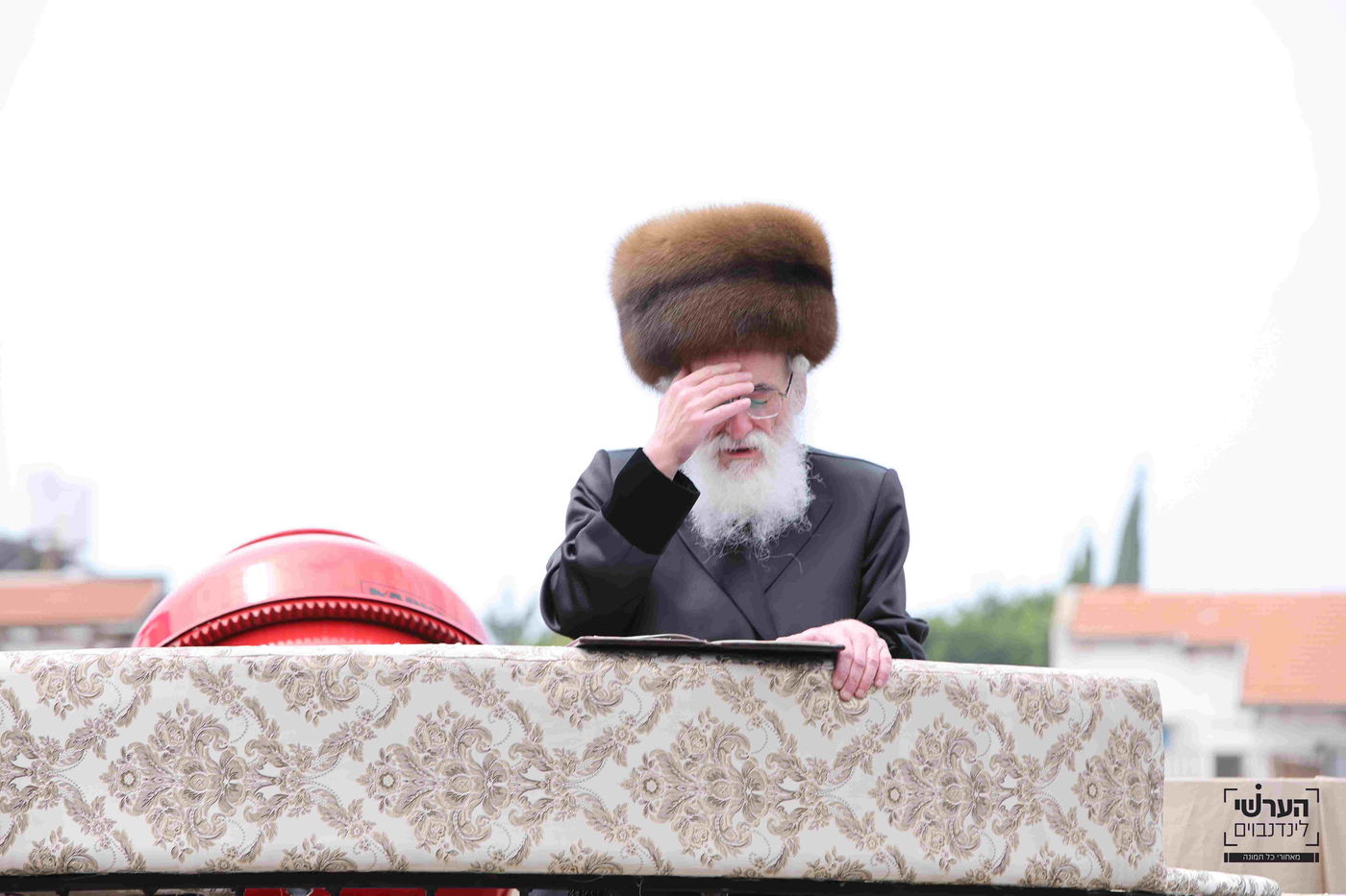 האדמו"ר מויזניץ במעמד יציקת שכבת בטון לבית מדרשו