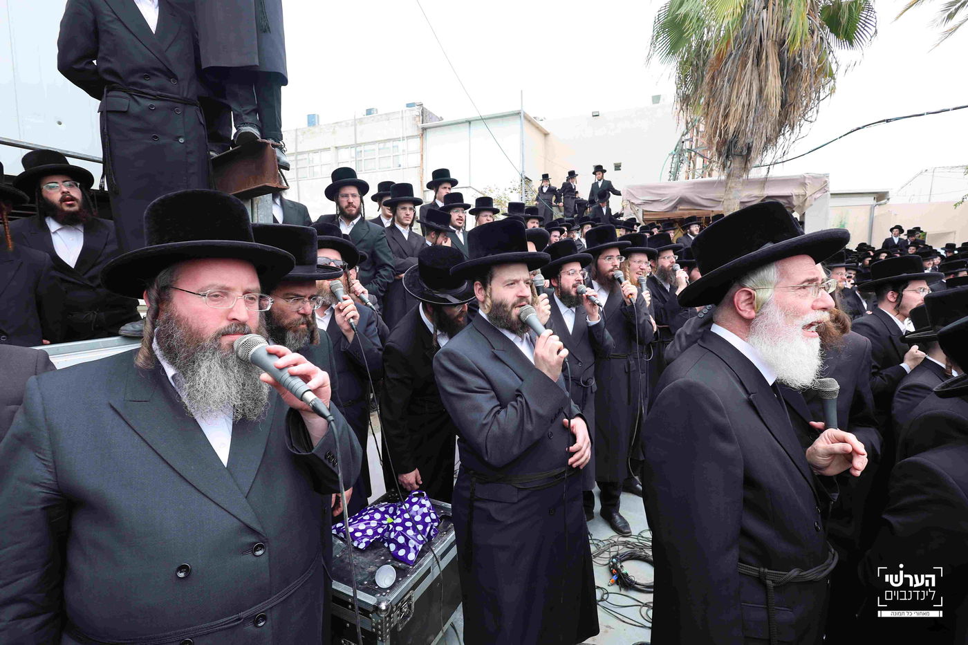 האדמו"ר מויזניץ במעמד יציקת שכבת בטון לבית מדרשו