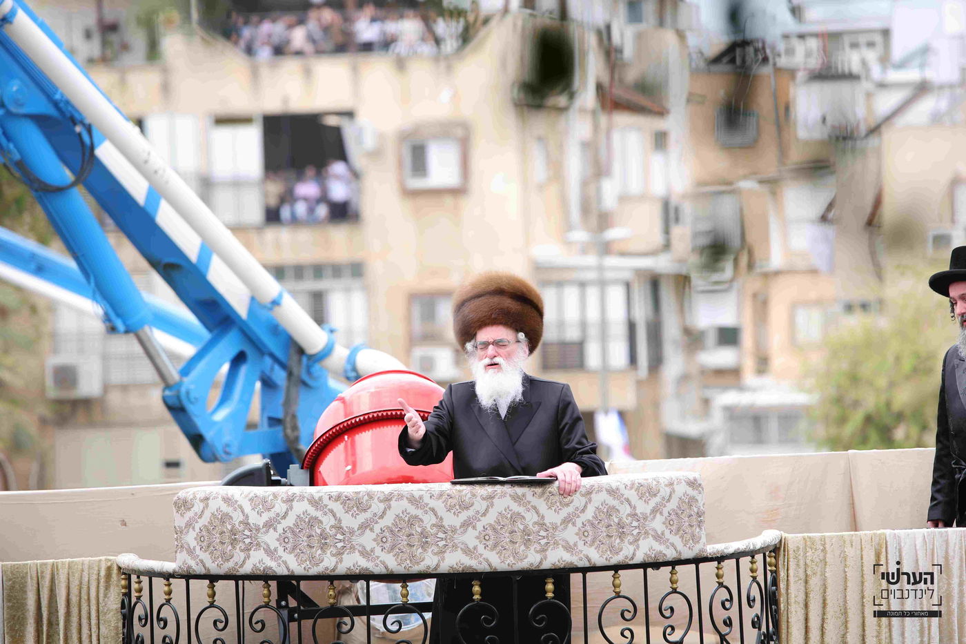 האדמו"ר מויזניץ במעמד יציקת שכבת בטון לבית מדרשו