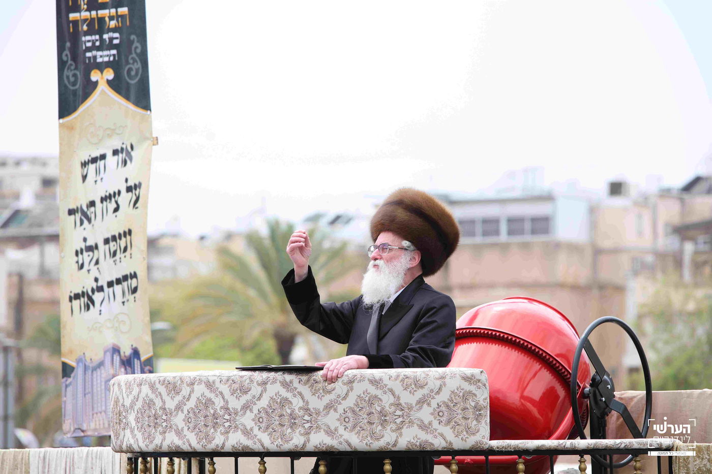 האדמו"ר מויזניץ במעמד יציקת שכבת בטון לבית מדרשו