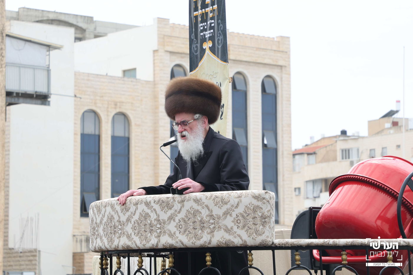 האדמו"ר מויזניץ במעמד יציקת שכבת בטון לבית מדרשו