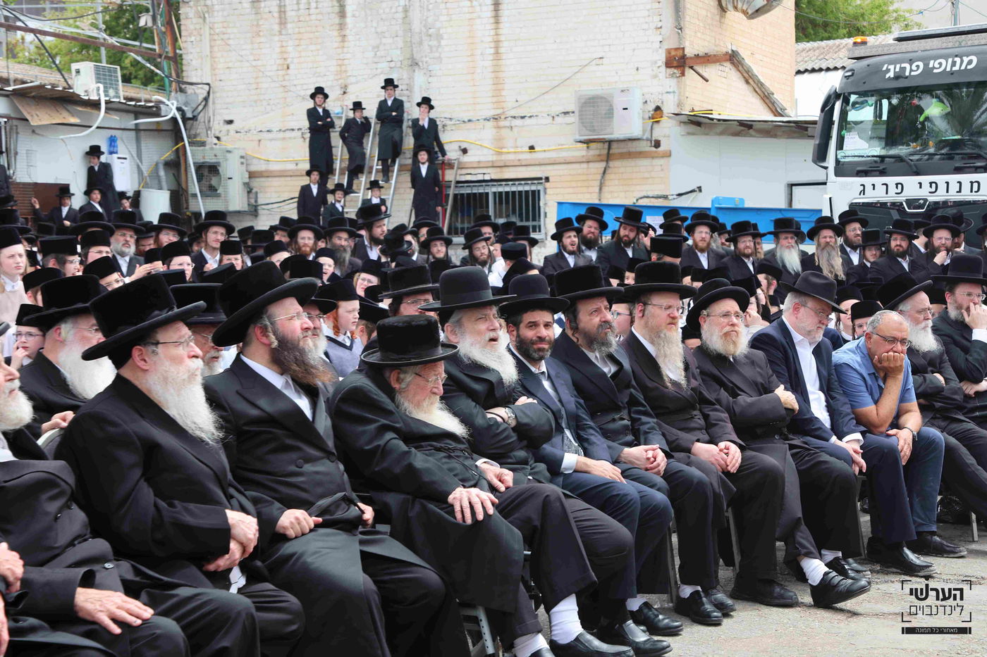 האדמו"ר מויזניץ במעמד יציקת שכבת בטון לבית מדרשו