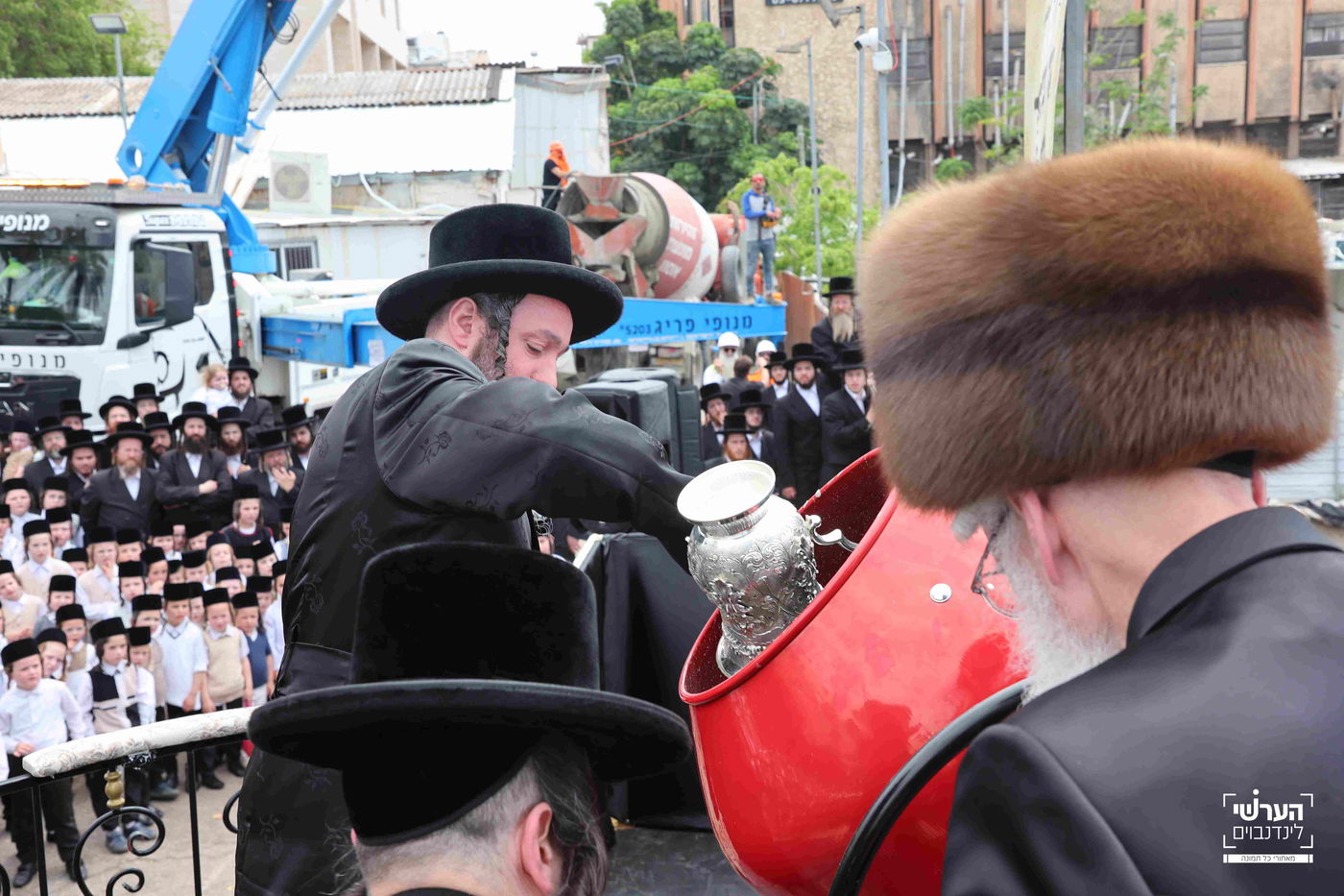 האדמו"ר מויזניץ במעמד יציקת שכבת בטון לבית מדרשו