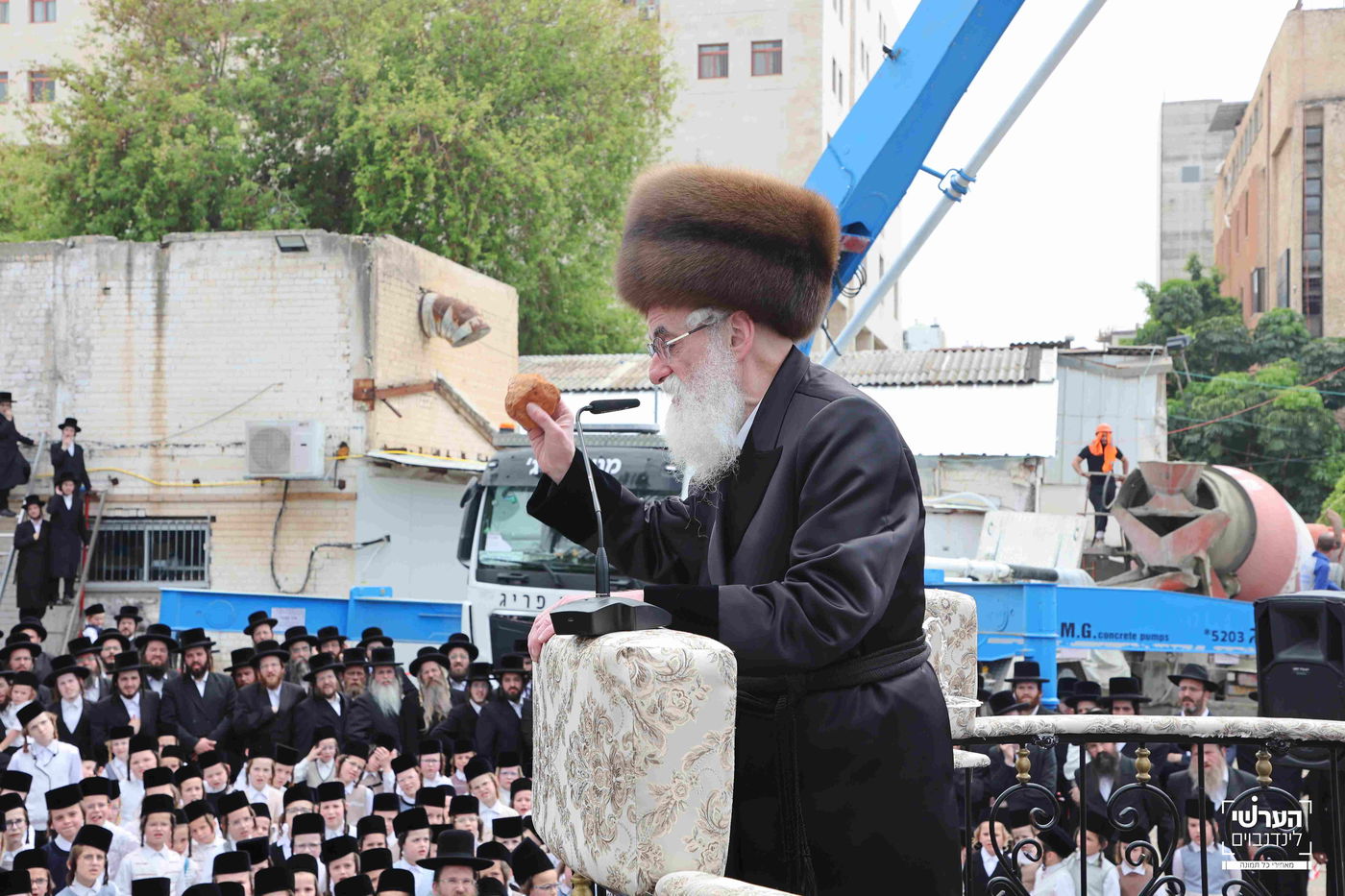 האדמו"ר מויזניץ במעמד יציקת שכבת בטון לבית מדרשו