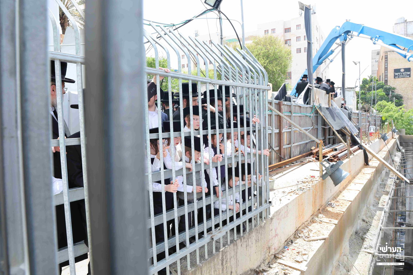 האדמו"ר מויזניץ במעמד יציקת שכבת בטון לבית מדרשו