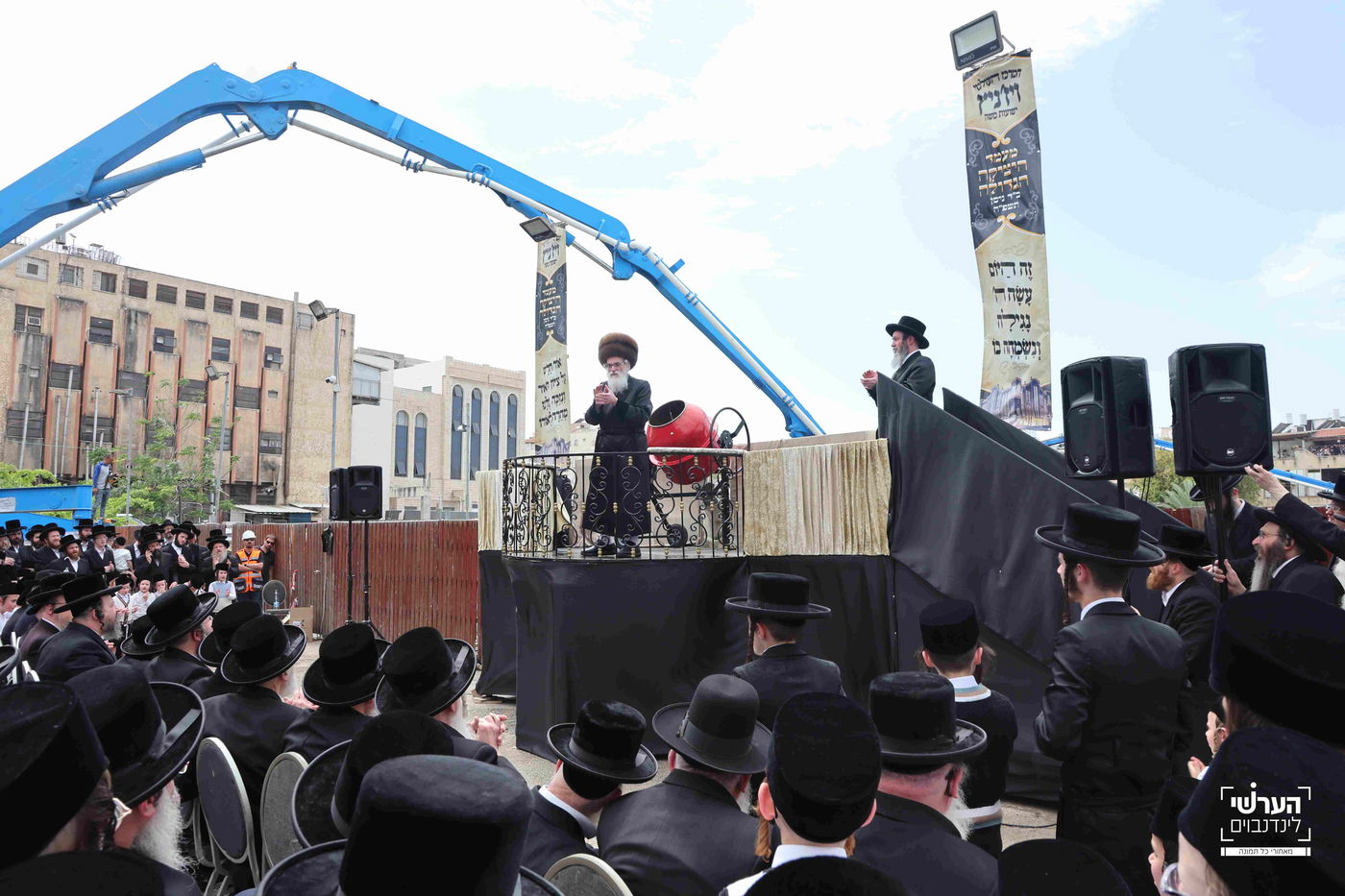 האדמו"ר מויזניץ במעמד יציקת שכבת בטון לבית מדרשו