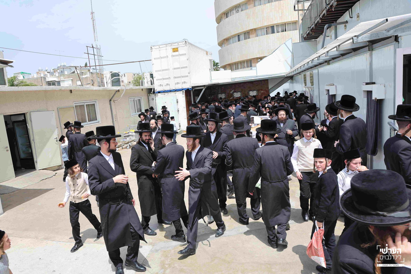 האדמו"ר מויזניץ במעמד יציקת שכבת בטון לבית מדרשו