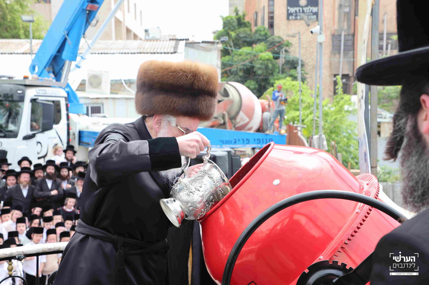 האדמו"ר מויזניץ במעמד יציקת שכבת בטון לבית מדרשו