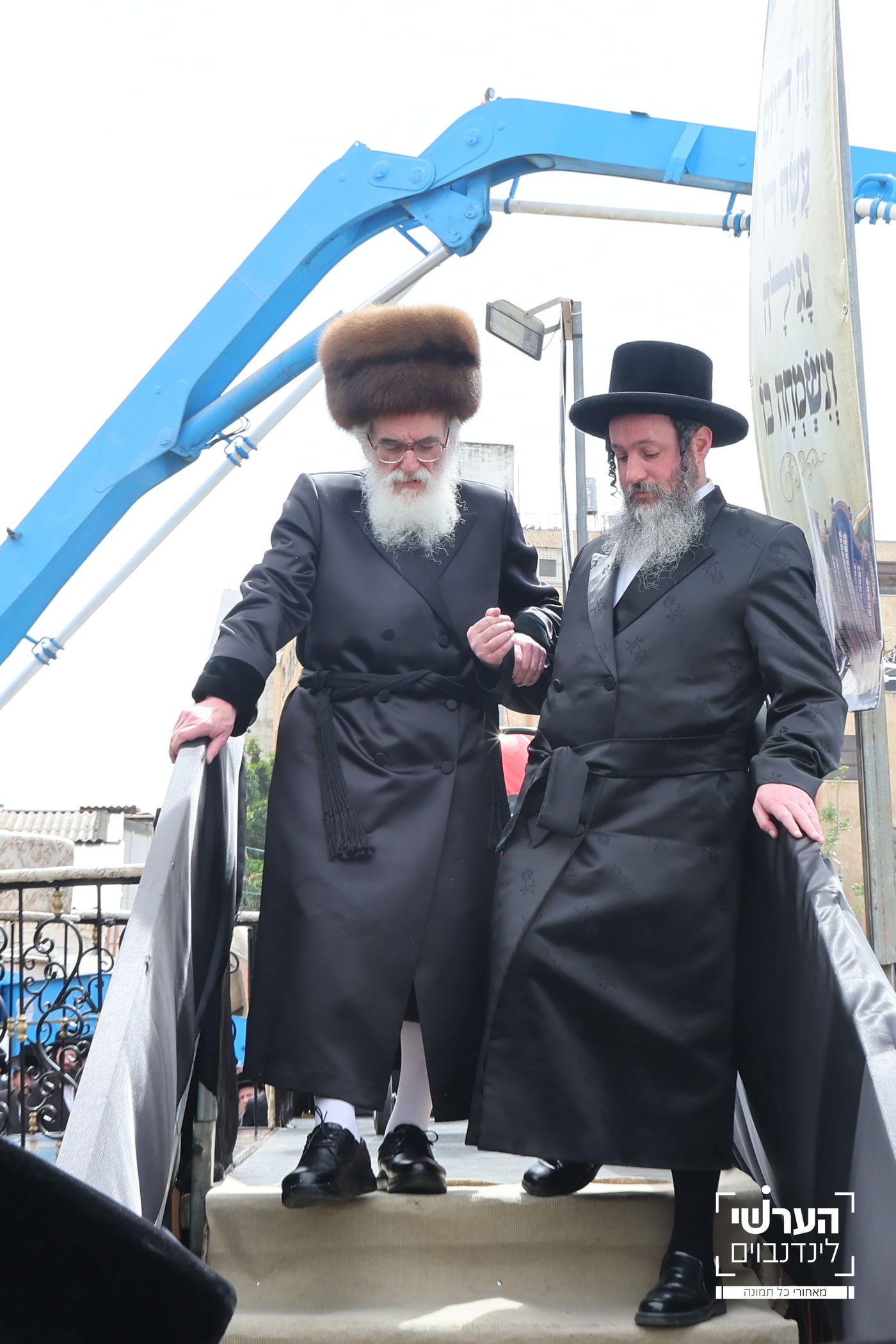 האדמו"ר מויזניץ במעמד יציקת שכבת בטון לבית מדרשו