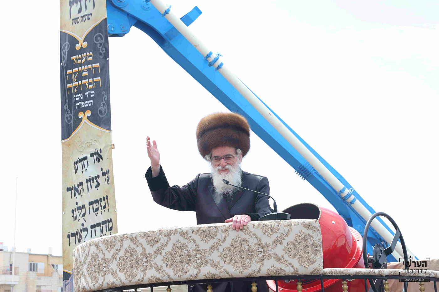 האדמו"ר מויזניץ במעמד יציקת שכבת בטון לבית מדרשו