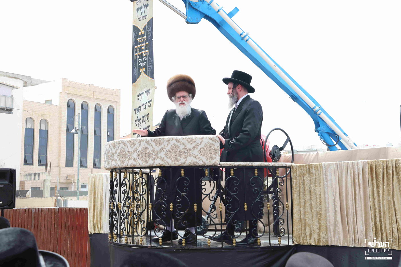 האדמו"ר מויזניץ במעמד יציקת שכבת בטון לבית מדרשו