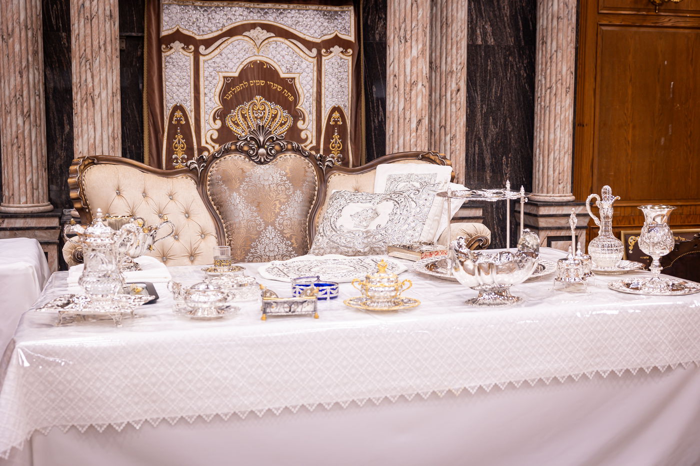שולחן ליל הסדר של האדמו"ר מצאנז קלויזנבורג מוכן