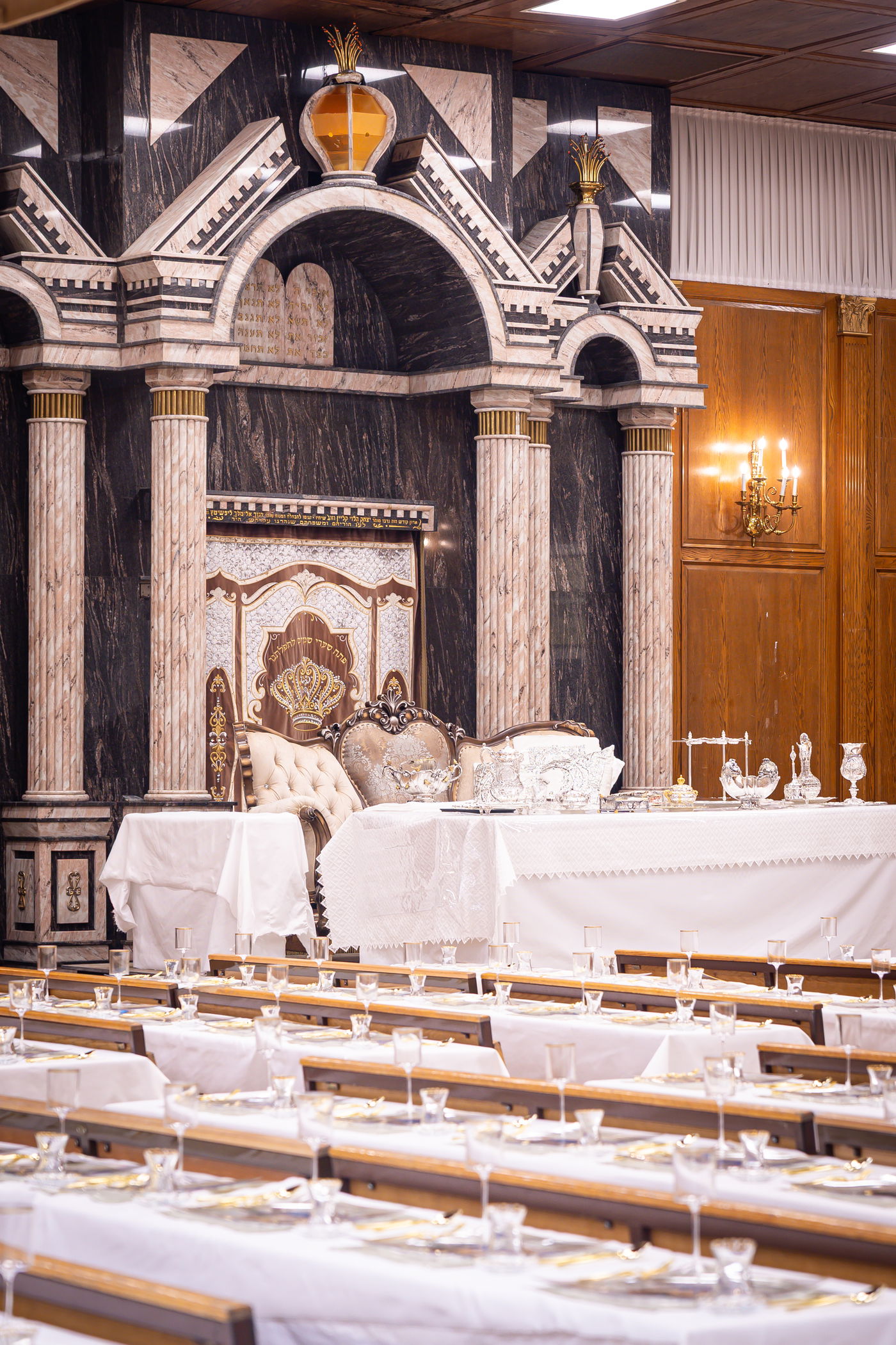 שולחן ליל הסדר של האדמו"ר מצאנז קלויזנבורג מוכן