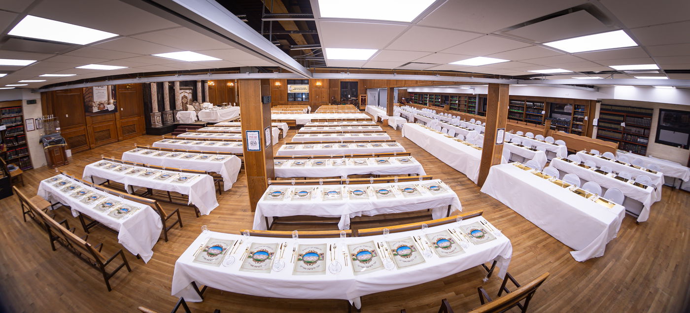 שולחן ליל הסדר של האדמו"ר מצאנז קלויזנבורג מוכן