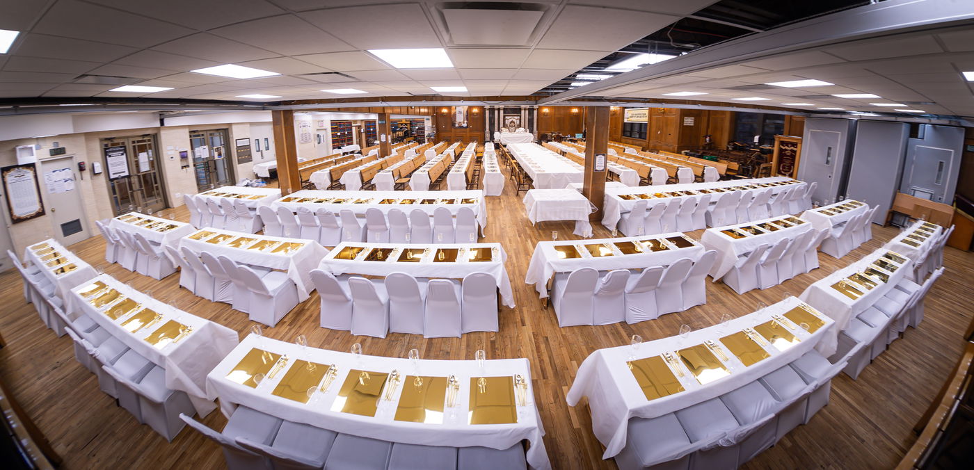 שולחן ליל הסדר של האדמו"ר מצאנז קלויזנבורג מוכן