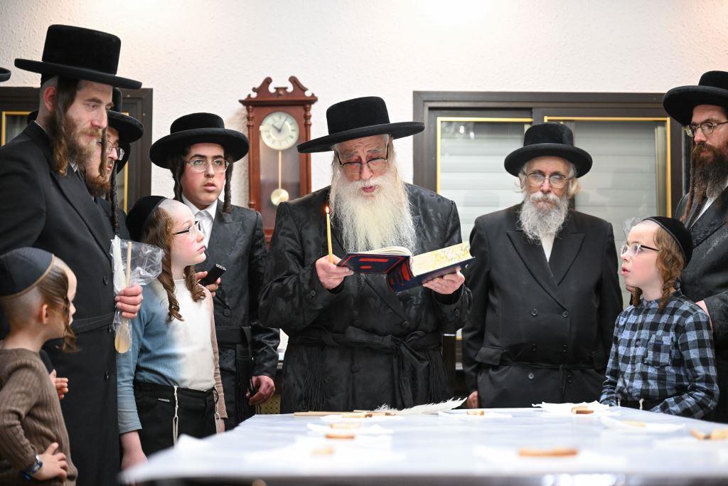 האדמו"ר מצאנז בבדיקת חמץ