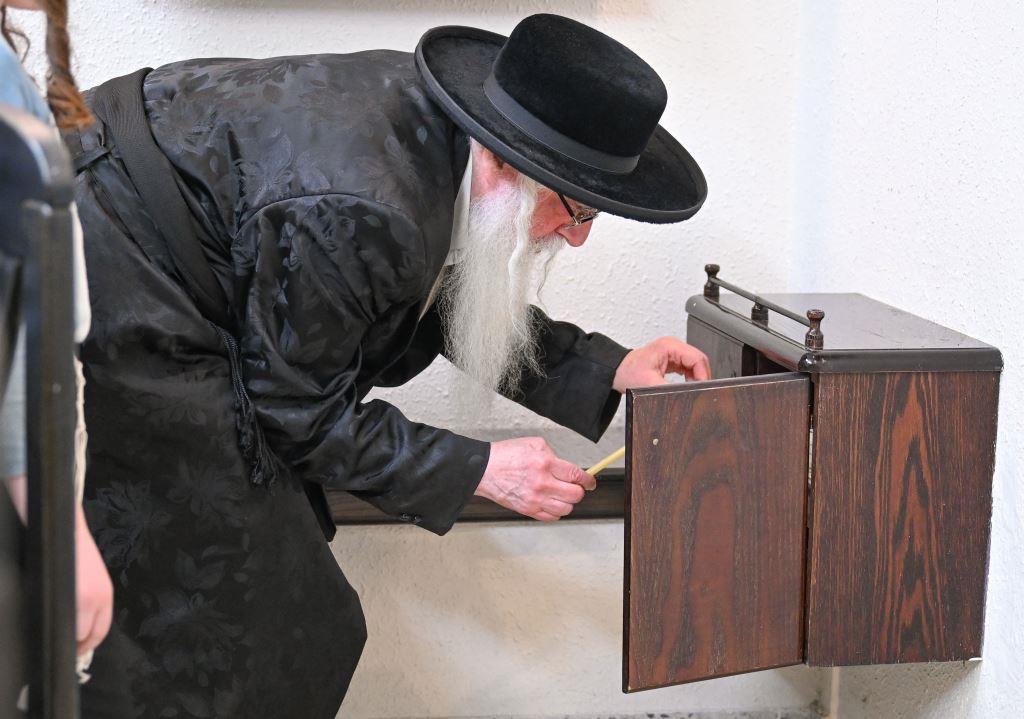 האדמו"ר מצאנז בבדיקת חמץ