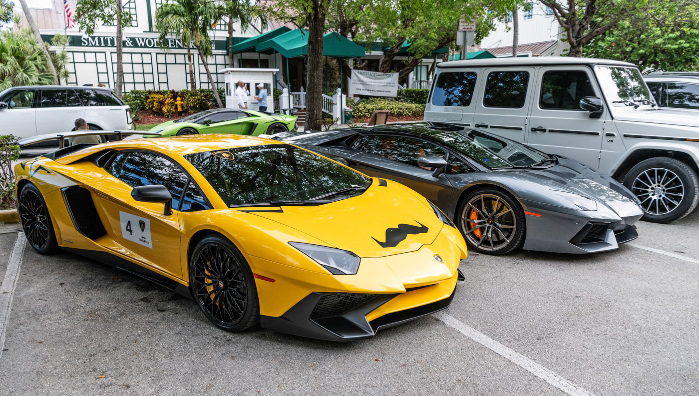 קליפר צהוב וקליפר כתום ברכבי למבורגיני