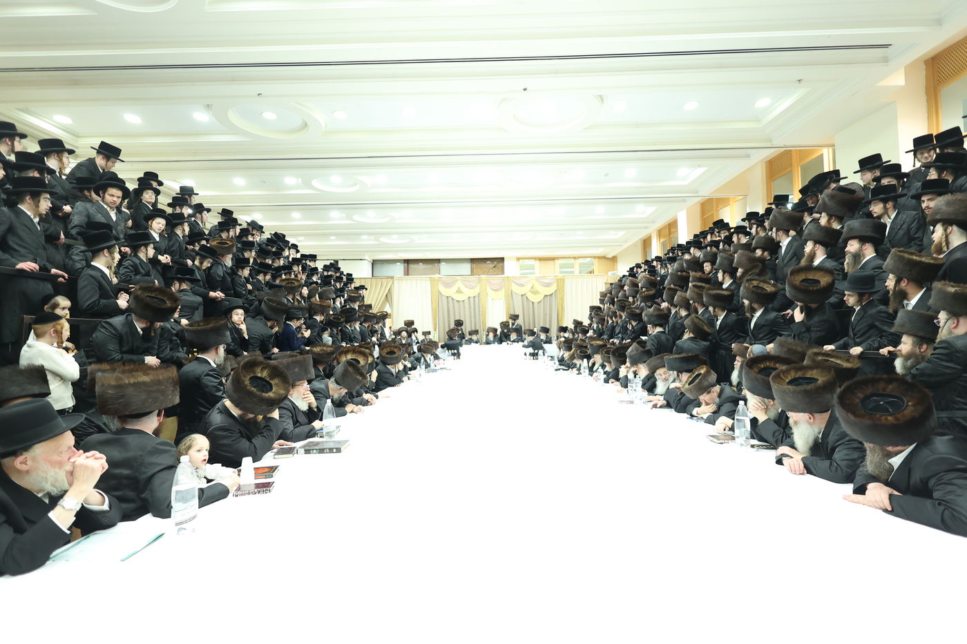 האדמו"ר מערלוי בטיש חוה"מ פסח