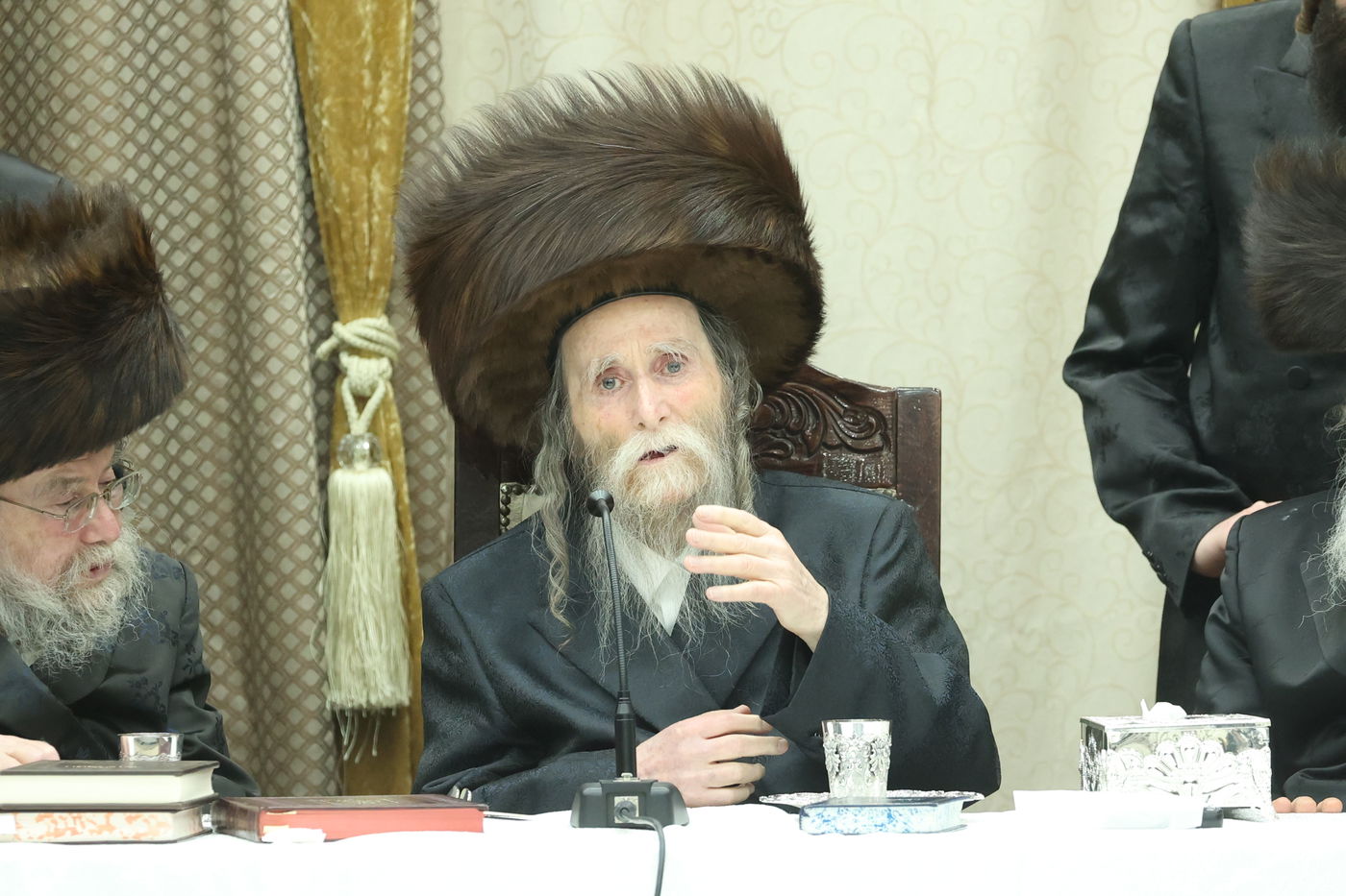 האדמו"ר מערלוי בטיש חוה"מ פסח