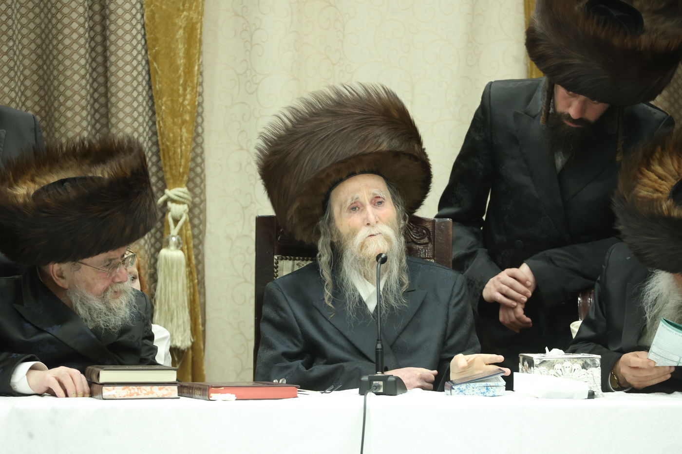 האדמו"ר מערלוי בטיש חוה"מ פסח