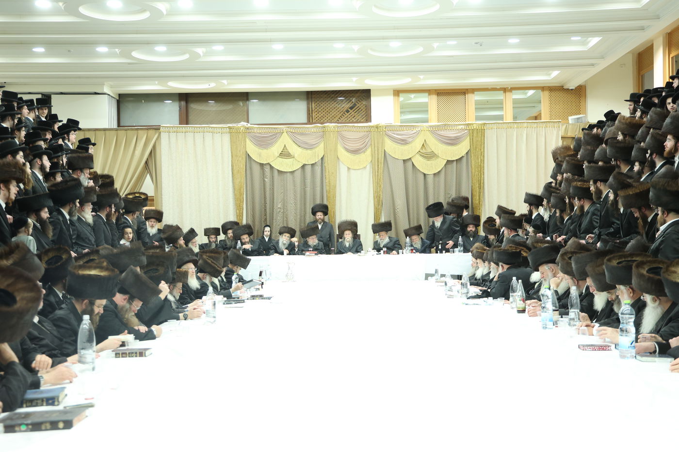 האדמו"ר מערלוי בטיש חוה"מ פסח