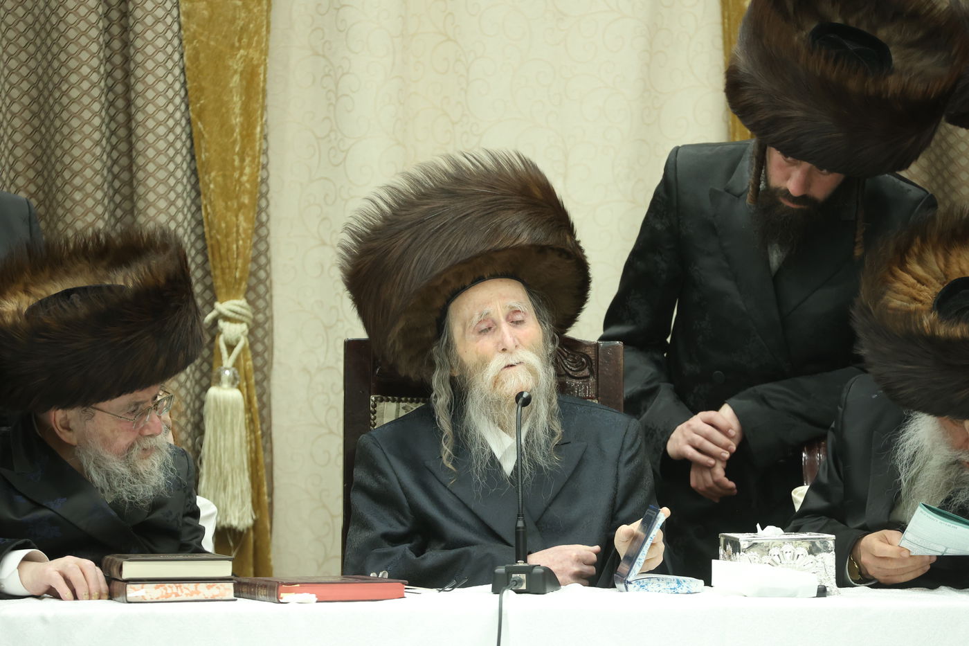 האדמו"ר מערלוי בטיש חוה"מ פסח