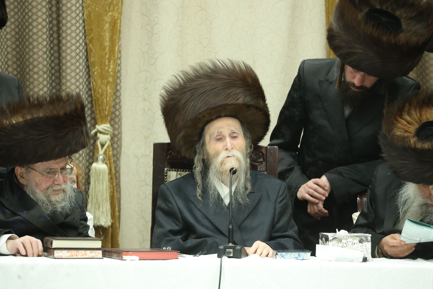 האדמו"ר מערלוי בטיש חוה"מ פסח