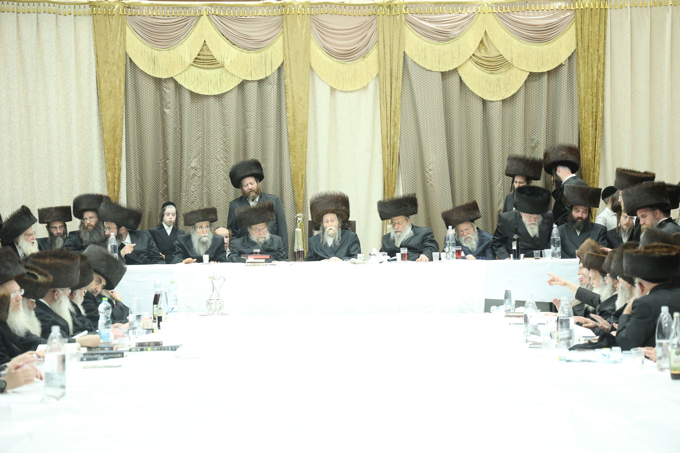 האדמו"ר מערלוי בטיש חוה"מ פסח