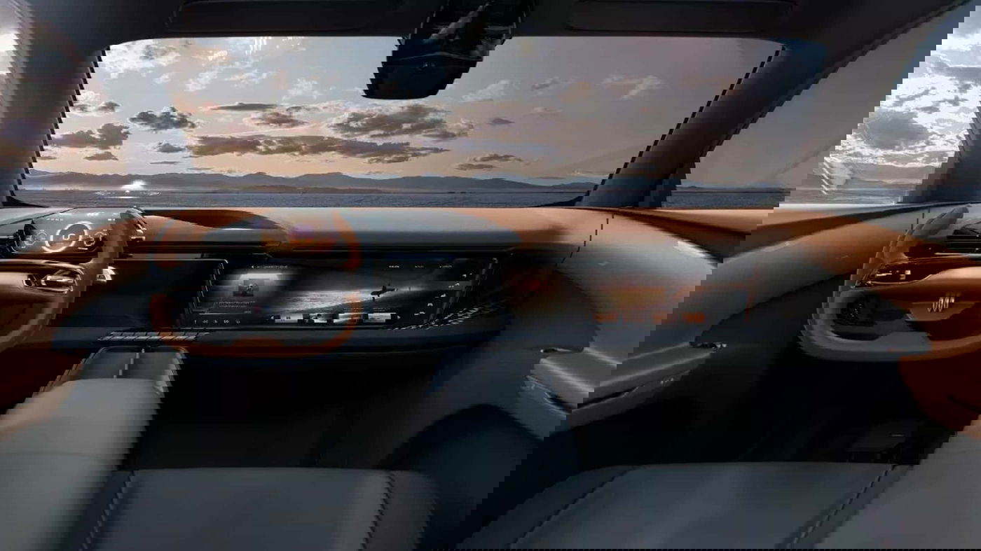 פנים הרכב עם מסך מגע ענקי בגודל 16.3 אינץ'