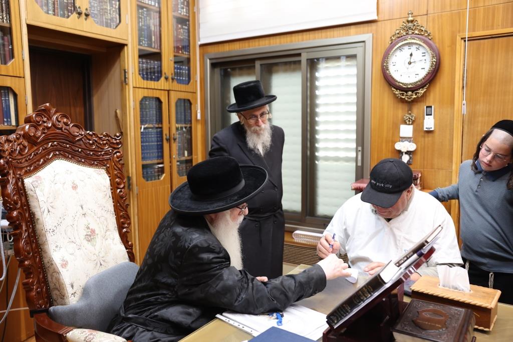 האדמו"ר מצאנז במכירת חמץ