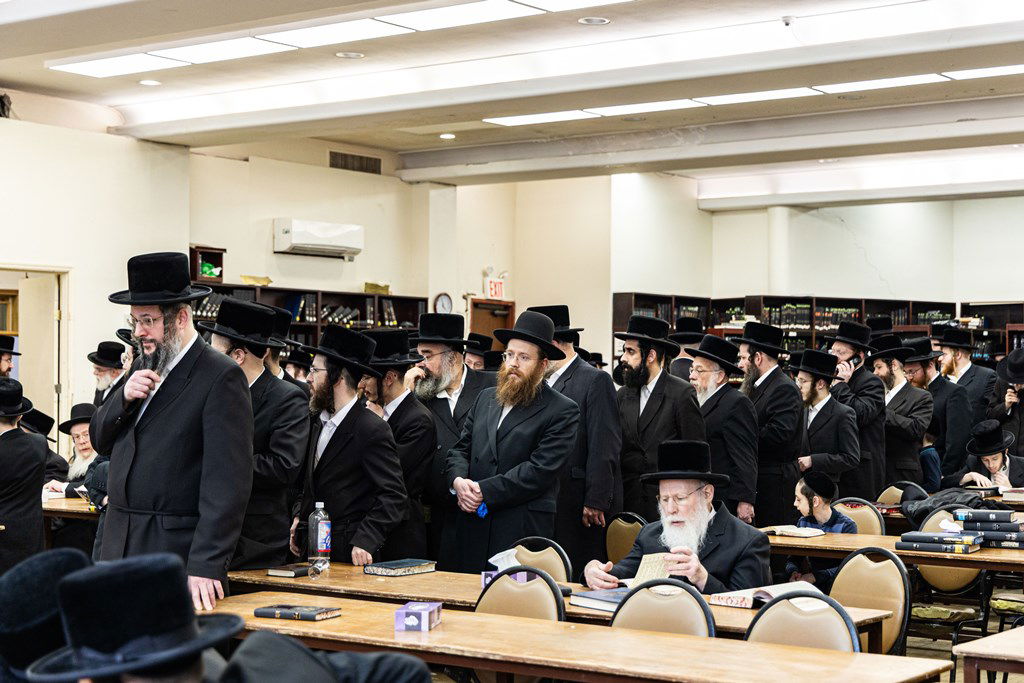 חסידי באבוב 45 נותנים קוויטלעך לרבם לפני המסע לצאנז
