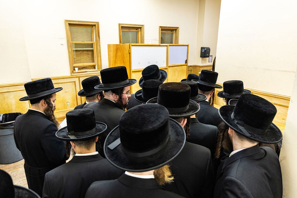 חסידי באבוב 45 נותנים קוויטלעך לרבם לפני המסע לצאנז