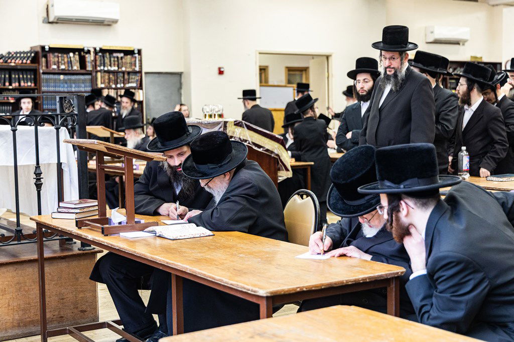 חסידי באבוב 45 נותנים קוויטלעך לרבם לפני המסע לצאנז