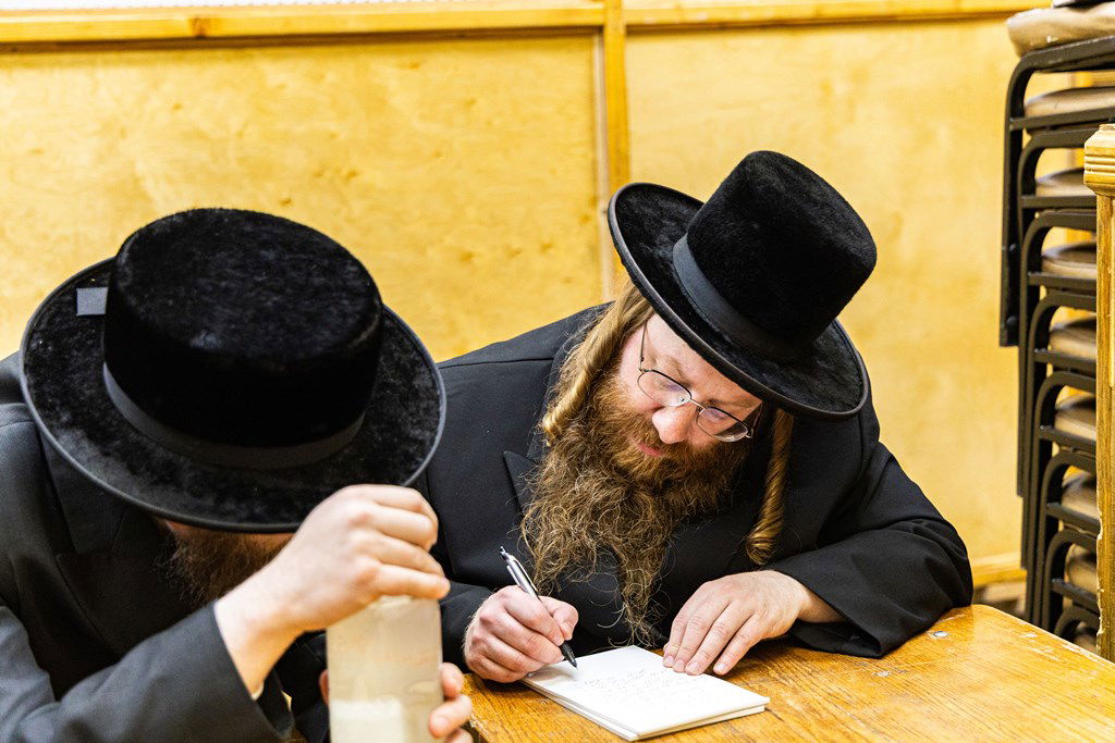 חסידי באבוב 45 נותנים קוויטלעך לרבם לפני המסע לצאנז