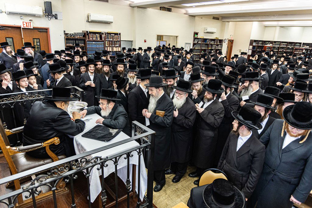 חסידי באבוב 45 נותנים קוויטלעך לרבם לפני המסע לצאנז